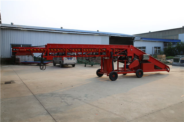 Mobile loading conveyor