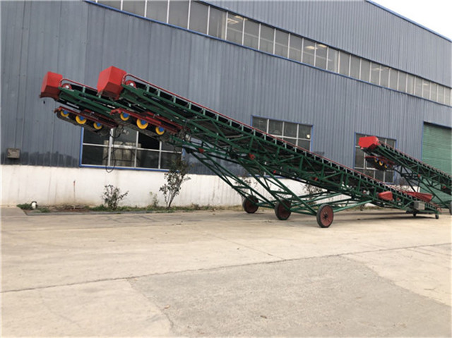 Mobile steering grain throwing belt conveyor