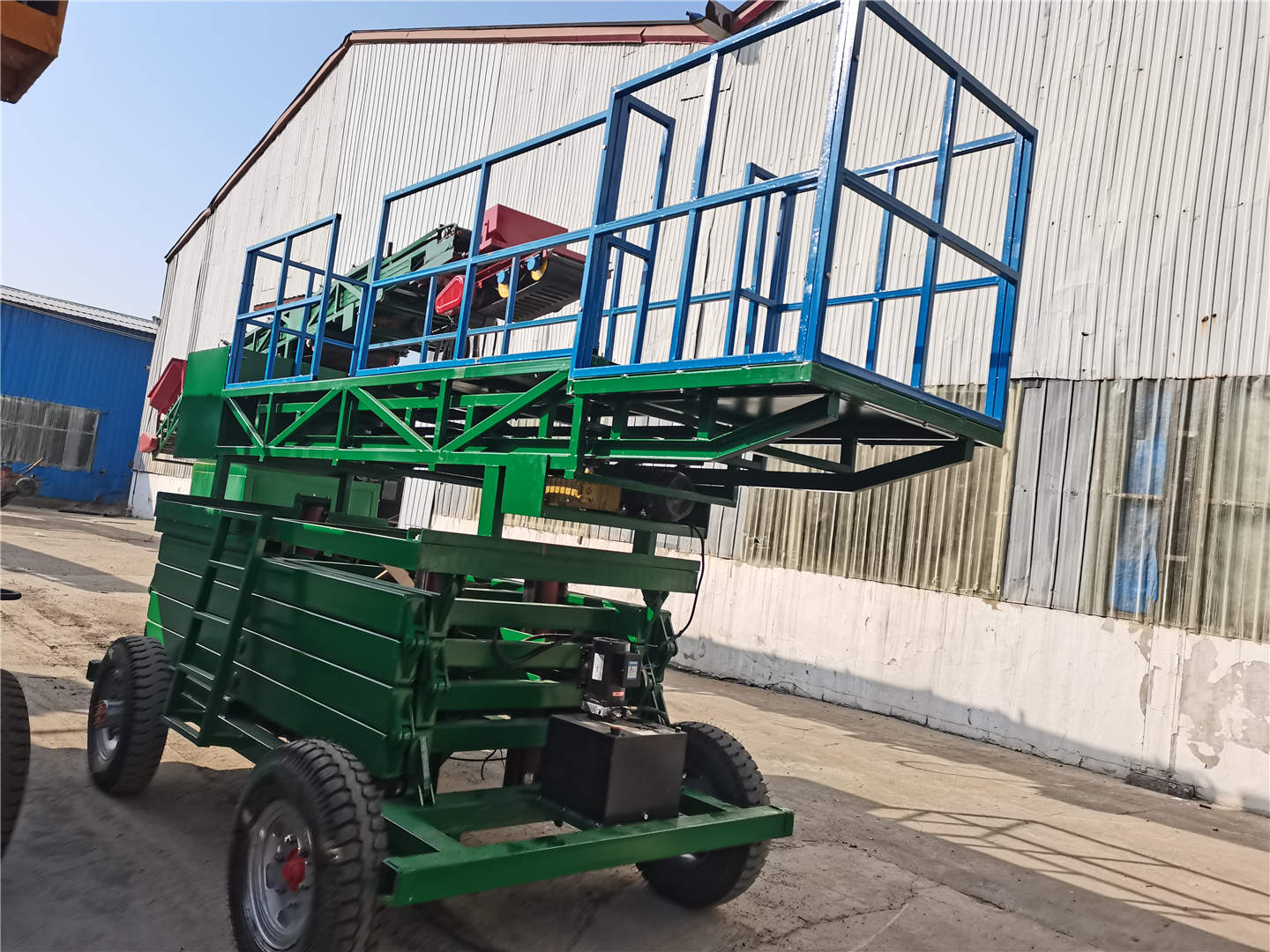 Telescopic mobile scissor lift table