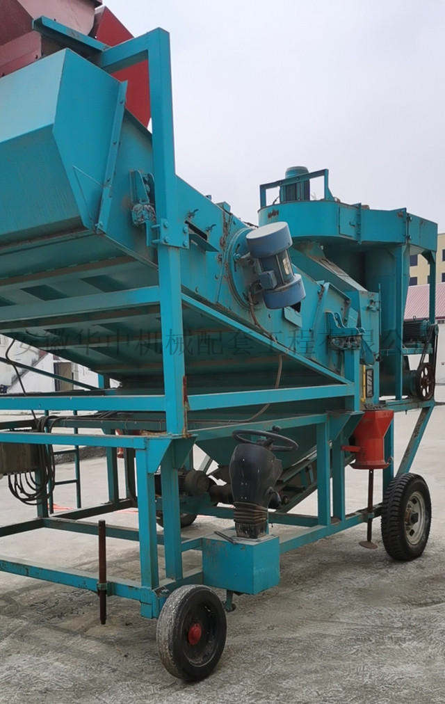Mobile cleaning vibrating screen on site