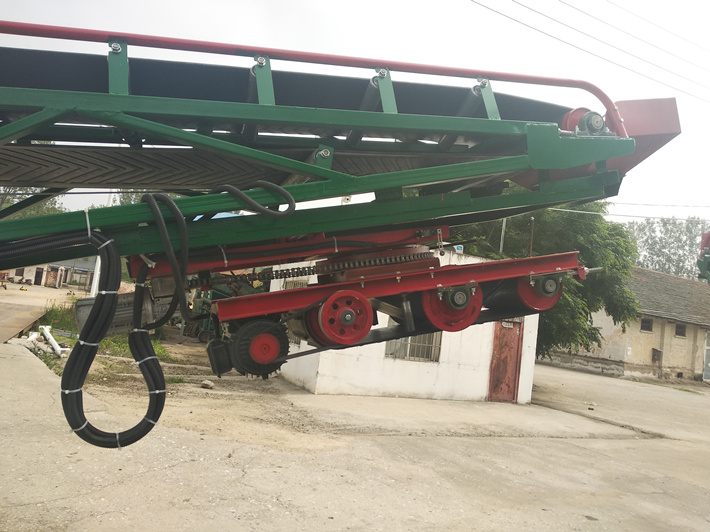  Steering grain throwing machine