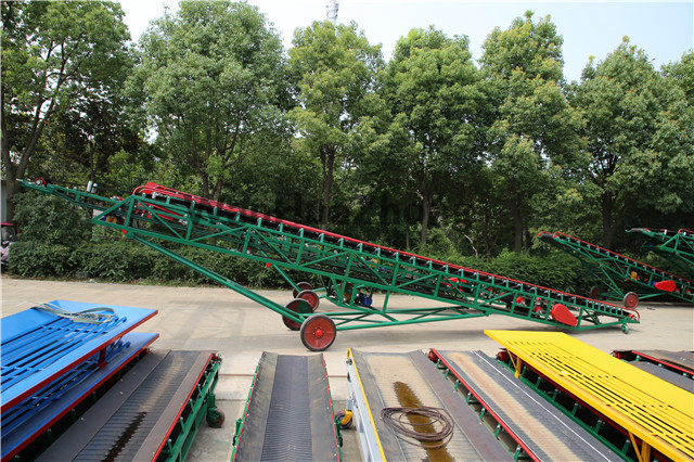 picture of mobile telescopic belt conveyor in the factory