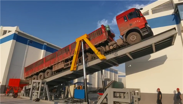 Mobile hydraulic truck unloader