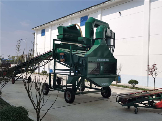 Environmental protection single cleaning vibrating screen working picture