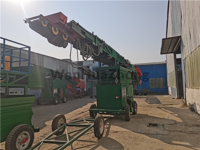 Mobile hydraulic telescopic lifting and filling belt conveyor with grain throwing machine in the local granary
