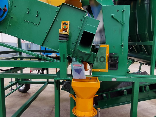 Outlet of large impurity of mobile cleaning vibrating screen 