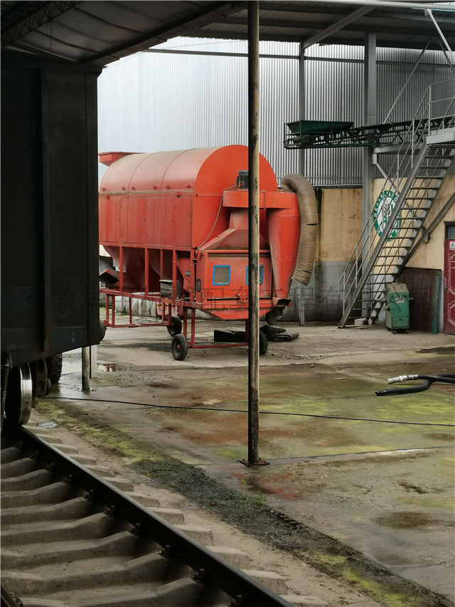 The old mobile cylinder screen grain cleaner of the grain and oil logistics company