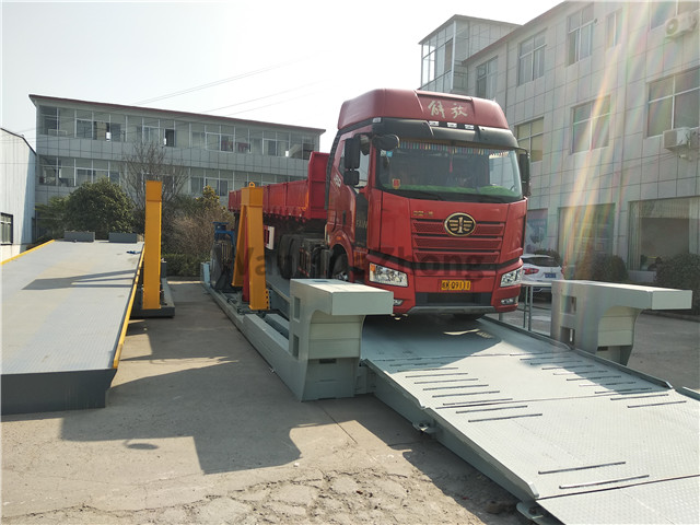 Mobile hydraulic truck unloader 