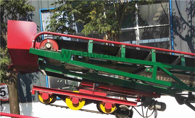 Steering grain throwing machine