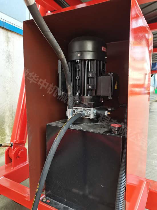 Hydraulic device on the loading conveyor