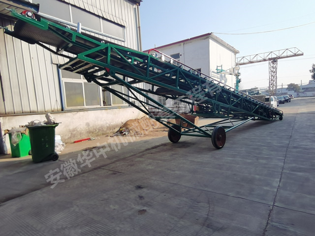 mobile telescopic belt conveyor in the factory