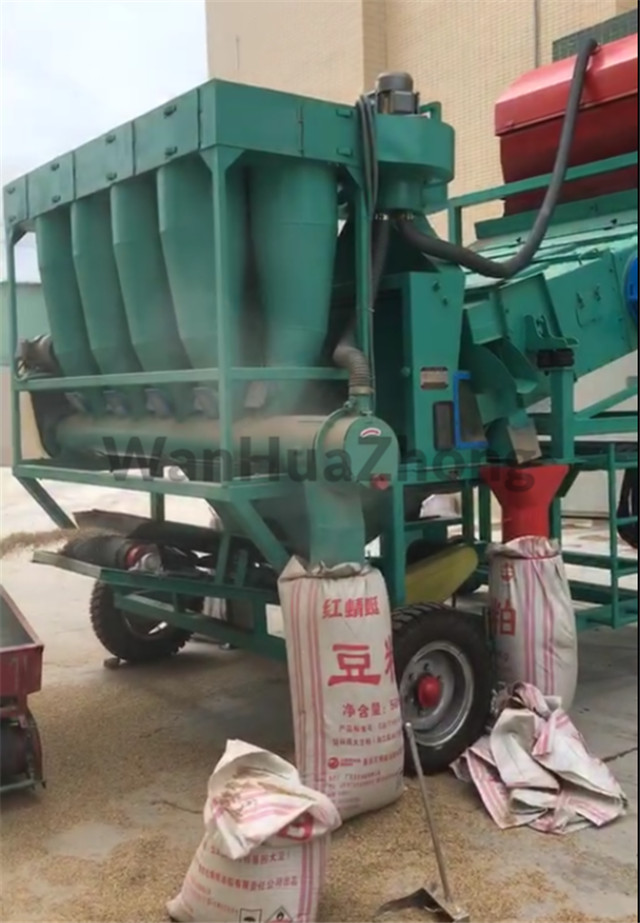 mobile cleaning vibrating screen working picture