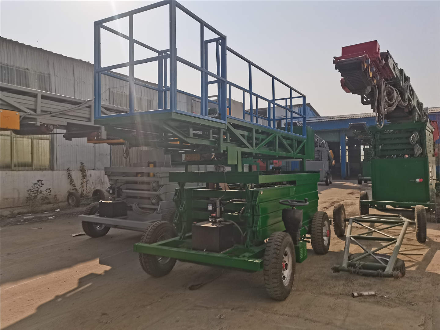 Side view of telescopic mobile scissor lift table (6)