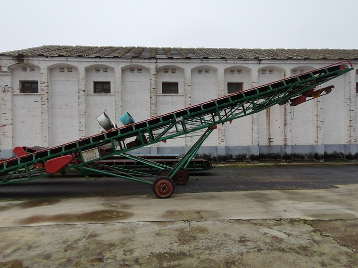 Mobile steering grain throwing belt conveyor with blower fan