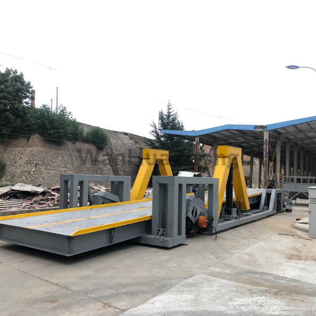 Mobile hydraulic truck unloader in railway station (2)