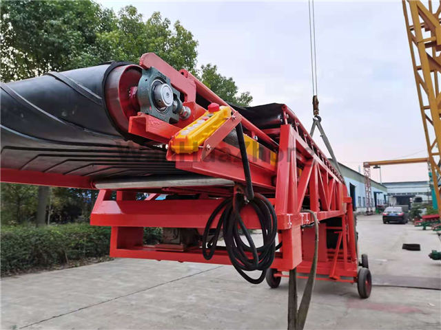 picture of mobile loading conveyor in factory