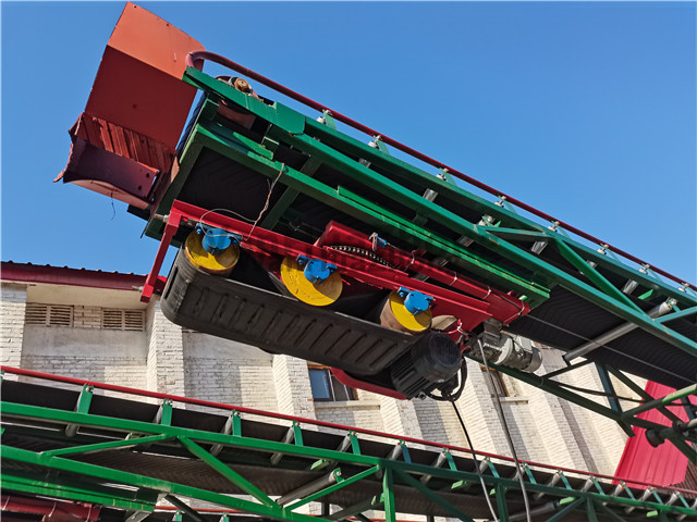 Mobile steering grain throwing belt conveyor