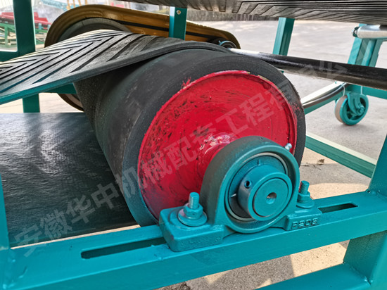 Roller on the mobile telescopic belt conveyor