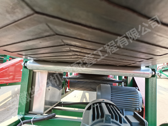 The lower roller of the mobile telescopic mobile belt conveyor