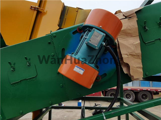 Mobile cleaning vibrating screen