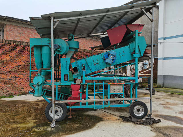 Case of sieve replacement of mobile cleaning vibrating screen purchased in 2018 of local grain depot of Suzhou China