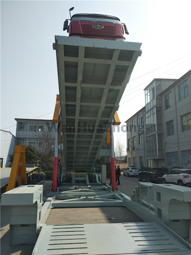 Front view of Mobile hydraulic truck unloader 