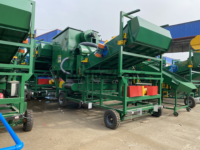 Environmental protection vibrating screen 