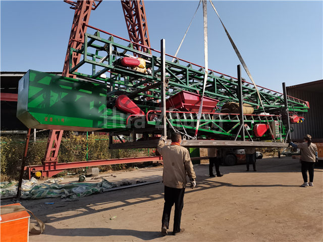 Steering telescopic loading belt conveyor that is loading into the container
