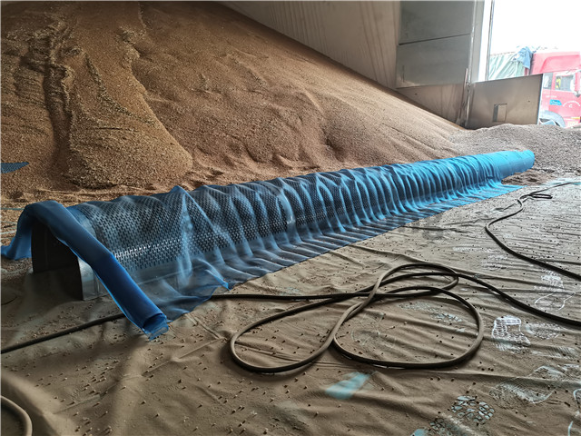 Ground cage ventilation duct in the grain warehouse