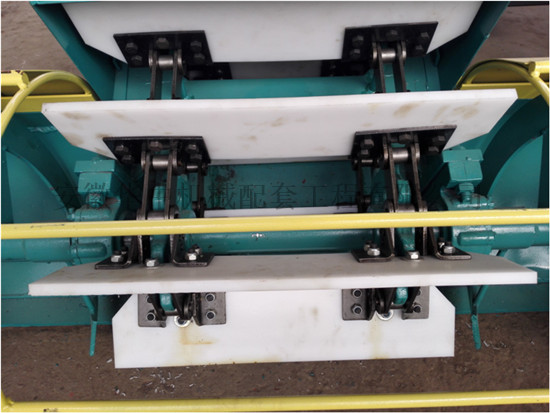 Manganese steel chain with polyurethane squeegee
