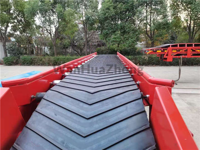 Mobile loading conveyor