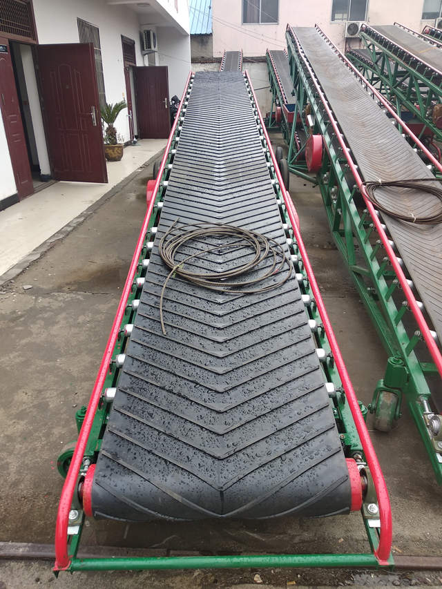 conveyor for transporting packaged grain