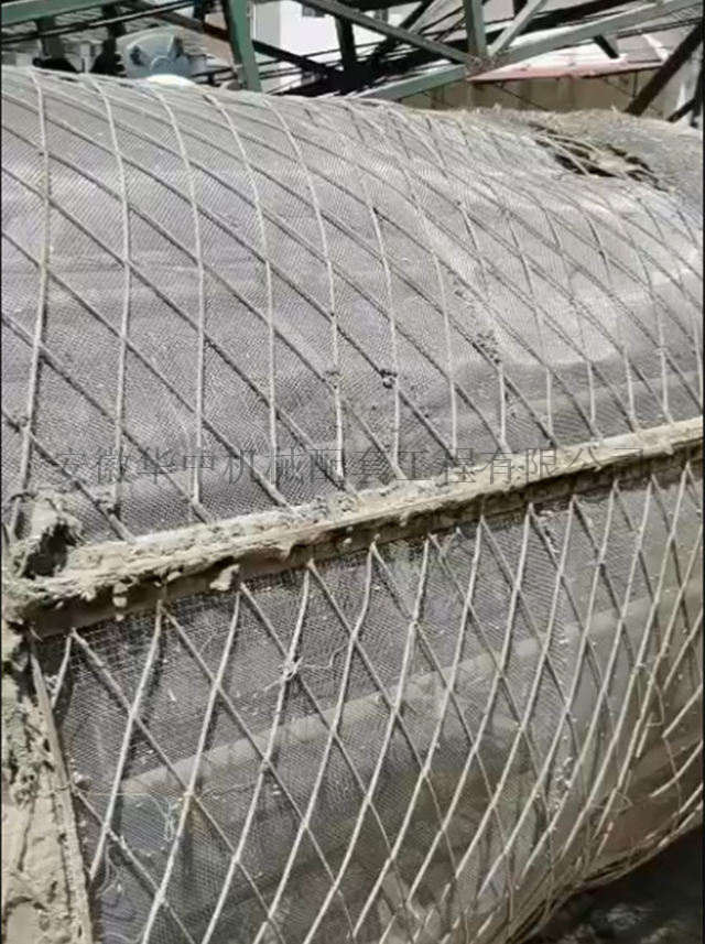 The damaged mesh state when the mesh is not replaced of 13 years of mobile cylindrical clearing machine sieves are not replaced when replaced