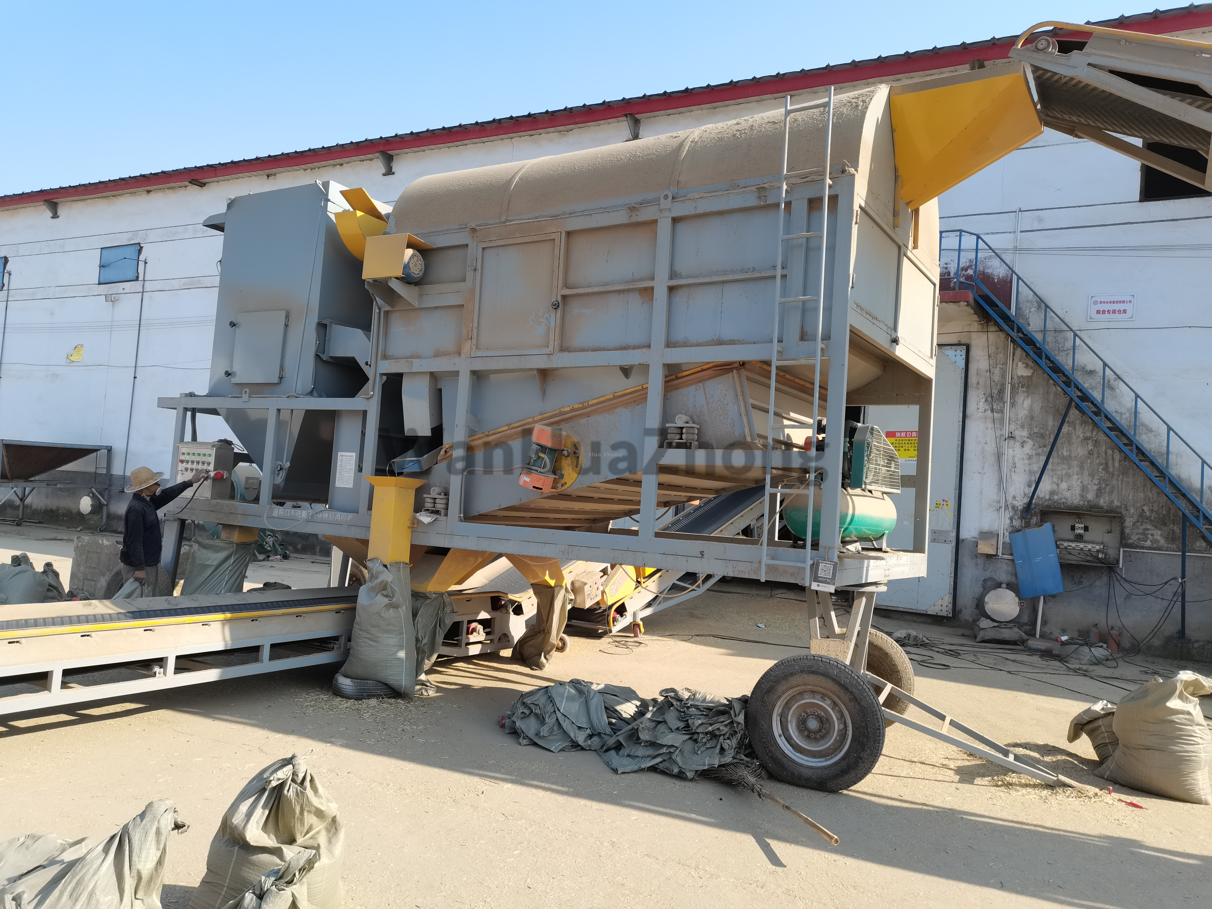 Environmental protection cylindrical grain cleaner