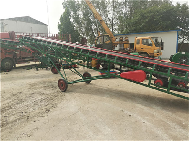  Steering grain throwing belt conveyor in the grain warehouse IMG_20200709_091823