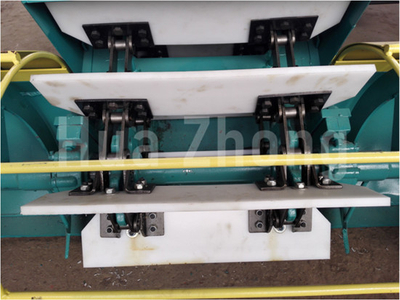 Manganese steel chain and polyurethane scraper