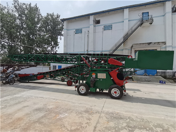 Steering loading belt conveyor that has been landed