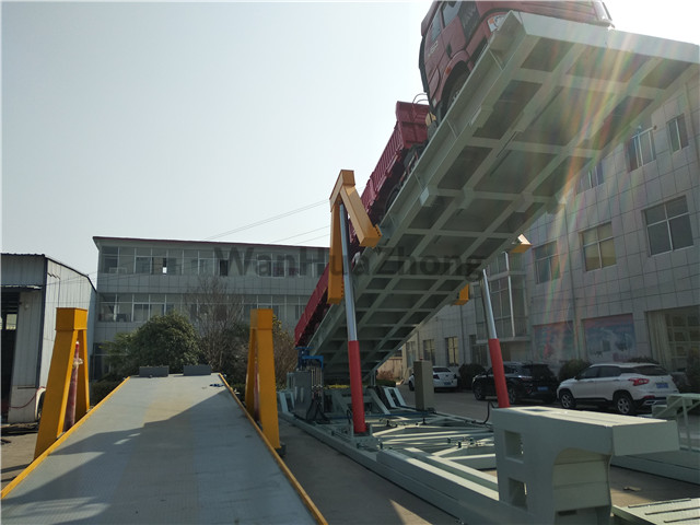 Mobile hydraulic truck unloader in factory2