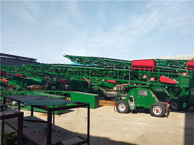  Steering telescopic loading belt conveyor waiting for transportation