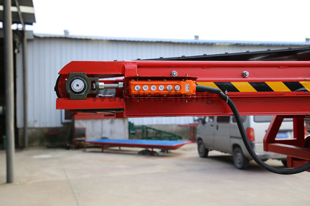 Mobile loading conveyor