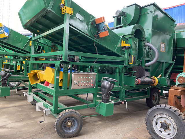 Environmental protection vibrating screen in grain warehouse