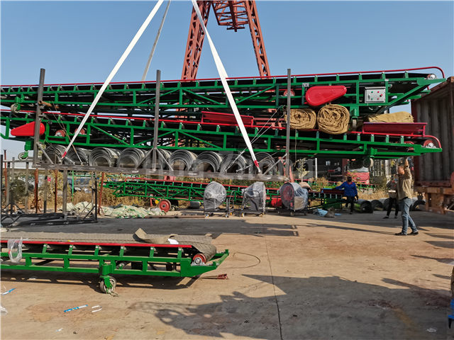 Moblie packaged and bulk grain belt conveyor that is loading into the container
