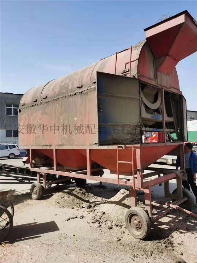 Scene picture of mobile cylinder screen grain cleaner purchased in 2013